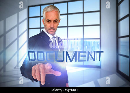 Il documento di word e imprenditore rivolta contro la camera con grande finestra che mostra città Foto Stock