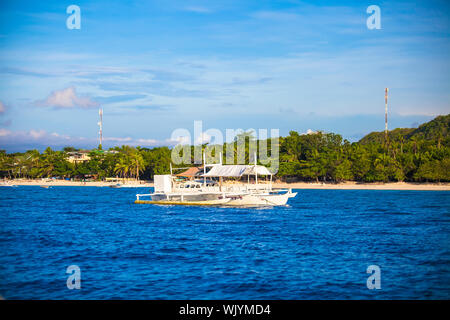 Grande catamarano in mare aperto nei pressi di Bohol island Foto Stock