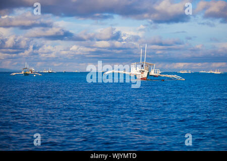 Grande catamarano in mare aperto nei pressi di Bohol island Foto Stock