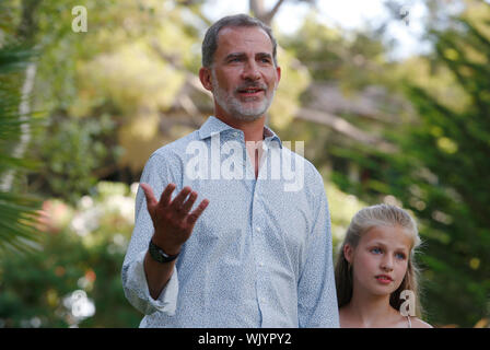 Palma de Mallorca / Spagna- Agosto 4, 2019: Spagna famiglia reale re Felipe e Regina Letizia con la principessa Leonor e Sofia pongono in Palazzo Marivent Foto Stock