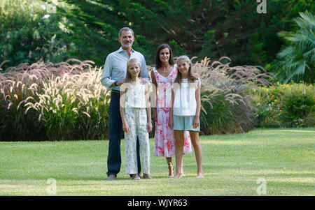 Palma de Mallorca / Spagna- Agosto 4, 2019: Spagna famiglia reale re Felipe e Regina Letizia con la principessa Leonor e Sofia pongono in Palazzo Marivent Foto Stock