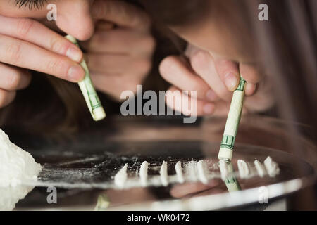 Due ragazze sbuffare una sostanza illegale Foto Stock