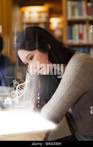 Studente utilizzando il futuristico ologramma per imparare circa il DNA dal tablet Foto Stock