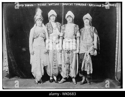 In costume: Ruth Deming, Helen Watson, Dorothy Thurston, Kathleen Dunn Foto Stock