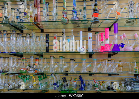 San Francisco, Stati Uniti d'America - Luglio 04, 2019: Display di vetro bongs per fumatori e medicinali marijuana a scopo ricreativo o erbacce, pentola in un Haight Ashbury store Foto Stock