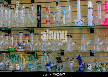 San Francisco, Stati Uniti d'America - Luglio 04, 2019: Display di vetro bongs per fumatori e medicinali marijuana a scopo ricreativo o erbacce, pentola in un Haight Ashbury store Foto Stock