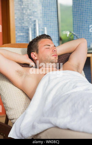 Uomo di relax presso il centro termale Foto Stock