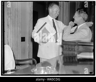 In spotlight all udienza del Governo Programma di riorganizzazione. Washington D.C., ago 4. Luther Gulick, (destra) Membro del Presidente della riorganizzazione Comitato consultivo, è informalmente interrogato dal senatore ... F. Byrd, che precede la sua (Gulick) aspetto prima del comitato del Senato studiando il governo Robinson riorganizzazione Bill. Dopo la croce-esaminando Gulick, il senatore Byrd ha attaccato il potere dato il Presdient nel Robinson Bill come un Sud... da parte del Congresso, 8/4/37 Foto Stock