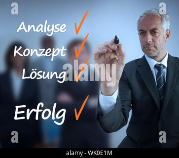 Imprenditore iscritto una checklist di successo in tedesco Foto Stock