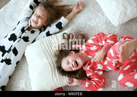 I bambini in morbido e caldo pigiama giocare in casa Foto Stock