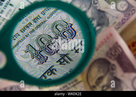 Banconote indiano visto attraverso la lente di ingrandimento Foto Stock