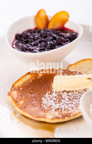 Gustose frittelle dolci con gelato alla vaniglia e topping Foto Stock