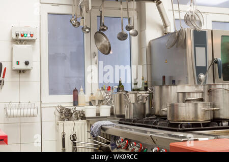 Pulite l'interno di una cucina commerciale Foto Stock