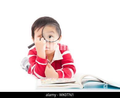 Sorpreso kid è in possesso di lente di ingrandimento Foto Stock