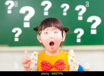 Lo stupore bambina è pieno di domande Foto Stock