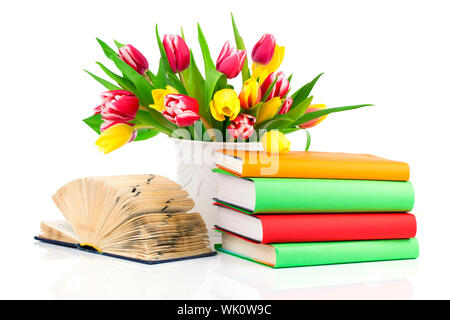 Mazzetto di primavera tulipani e libri, isolati su sfondo bianco Foto Stock