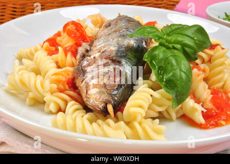 Grigliata di sardine organico su alcuni pomodoro pasta Foto Stock