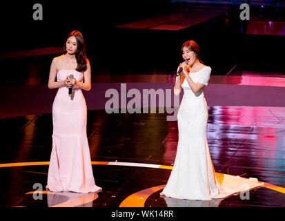 Kang Min-Kyung e Lee Hae-Ri (Davichi), 28 agosto 2019 : Lee Hae-Ri (R) e Kang Min-Kyung del sud coreano duo pop Davichi a Seoul International Drama Awards 2019 a Seul, in Corea del Sud. Credito: Lee Jae-Won/AFLO/Alamy Live News Foto Stock