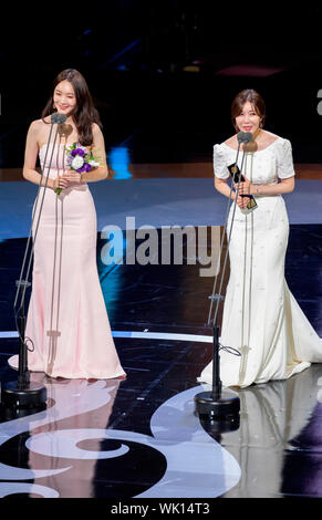 Kang Min-Kyung e Lee Hae-Ri (Davichi), 28 agosto 2019 : Lee Hae-Ri (R) e Kang Min-Kyung del sud coreano duo pop Davichi a Seoul International Drama Awards 2019 a Seul, in Corea del Sud. Credito: Lee Jae-Won/AFLO/Alamy Live News Foto Stock