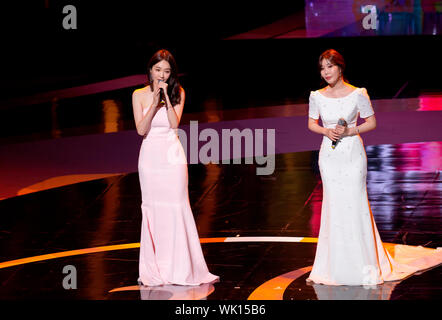 Kang Min-Kyung e Lee Hae-Ri (Davichi), 28 agosto 2019 : Lee Hae-Ri (R) e Kang Min-Kyung del sud coreano duo pop Davichi a Seoul International Drama Awards 2019 a Seul, in Corea del Sud. Credito: Lee Jae-Won/AFLO/Alamy Live News Foto Stock