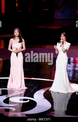 Kang Min-Kyung e Lee Hae-Ri (Davichi), 28 agosto 2019 : Lee Hae-Ri (R) e Kang Min-Kyung del sud coreano duo pop Davichi a Seoul International Drama Awards 2019 a Seul, in Corea del Sud. Credito: Lee Jae-Won/AFLO/Alamy Live News Foto Stock