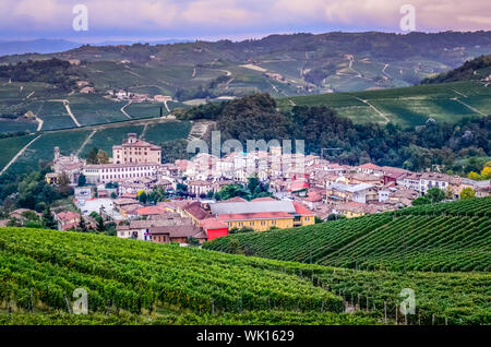 Vista panoramica del villaggio di Barolo in Piemonte zona, Italia Foto Stock