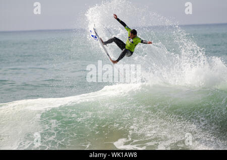 PENICHE, Portogallo - 17 Ottobre : Surfer durante il Rip Curl Pro Portogallo, Ottobre 17, 2013 in Peniche, Portogallo Foto Stock