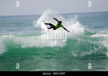 PENICHE, Portogallo - 17 Ottobre : Surfer durante il Rip Curl Pro Portogallo, Ottobre 17, 2013 in Peniche, Portogallo Foto Stock