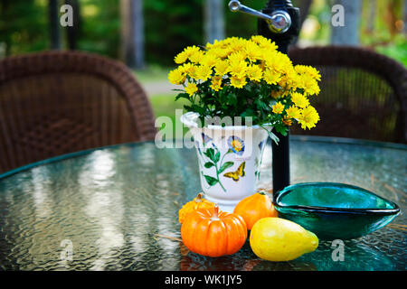 Patio tavolo con fiori e zucche in autunno Foto Stock