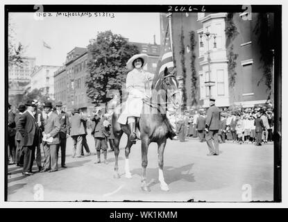 Inez Milholland; mostra fotografica suffragist e avvocato Inez Milholland Boissevain (1886-1916) a il suffragio femminile parade di New York City, 3 maggio 1913. (Fonte: Flickr Commons project, 2009 e il New York Times, 4 maggio 1913) Foto Stock