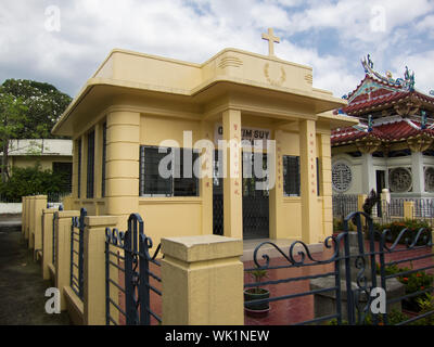 Un nello stile Art Deco mausoleo al cinese cimitero del Nord a Manila nelle Filippine. Foto Stock