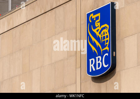 Montreal, CA - 3 Settembre 2019: Royal Bank of Canada (RBC) firmano a René Lévesque Boulevard. Foto Stock