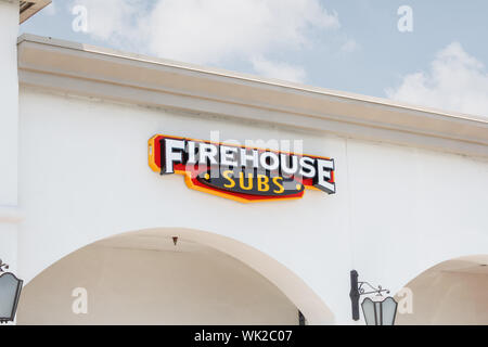 Un negozio di fronte segno per la catena a sandwich noto come Firehouse Subs Foto Stock