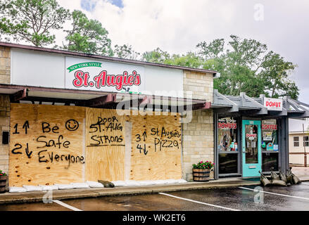 San Augie's Pizza è intavolato con cuscinetto in compensato i messaggi "Sicurezza per tutti" e "St. Ago forte", Sett. 2, 2019, in Sant'Agostino, Florida. Foto Stock