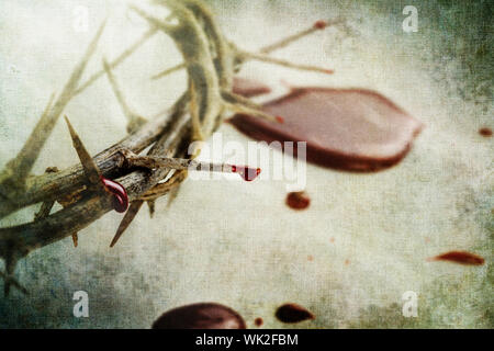 La corona di spine con gocce di sangue su sfondo grunged. Foto Stock