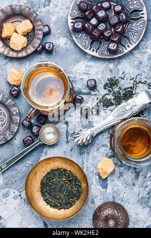 Tè orientali in vetro tradizionale con cioccolato.Due tè turco tazze Foto Stock