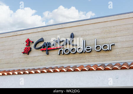 Un negozio di fronte segno per il ristorante noto come capitale Noodle Bar Foto Stock