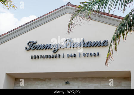 Un negozio di fronte segno per il negozio e il ristorante noto come Tommy Bahama Foto Stock