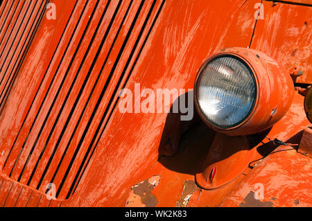 Firetruck ruggini in estate il sole Foto Stock