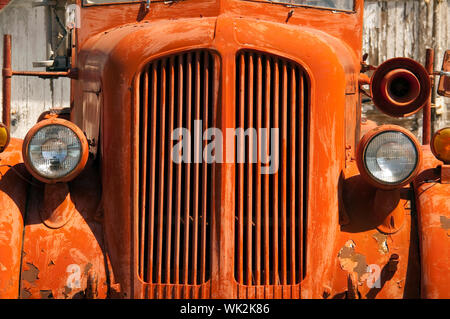 Firetruck ruggini in estate il sole Foto Stock