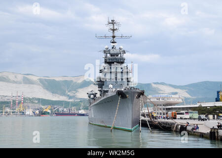 Novorossiysk, Russia - 20 Maggio 2018: Cruiser Mikhail Kutuzòv al molo del porto di Novorossiysk, Museo Navale. Foto Stock