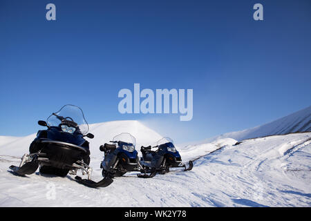 Tre motoslitte su un outdoor paesaggio invernale Foto Stock