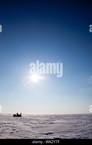 Due motoslitte su un lago ghiacciato in inverno Foto Stock