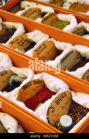 Un assortimento di spezie per la vendita su gli agricoltori francesi nel mercato Perigueux, Francia Foto Stock