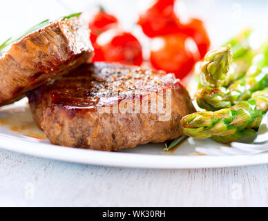 Bistecche. Grigliate di carne di manzo di carne con verdure Foto Stock