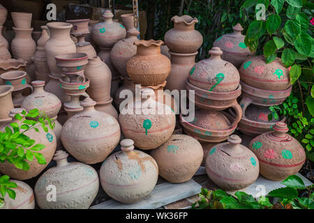 Eastern brocche stand su un ripiano in un negozio di arabo Foto Stock