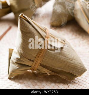 Asian cinese gnocchi di riso, fresco con caldo cotto a vapore di fumo. Foto Stock
