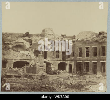 Vista interna di Fort Sumter nel 1864 ossia 1863 presi da un fotografo confederato Abstract: mostra fotografica di due soldati in piedi sulle rovine di un camino dopo il bombardamento di Fort Sumter nel 1863. Foto Stock