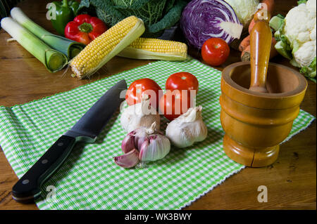 Ancora in vita con assortimento di verdure sul tavolo di legno Foto Stock