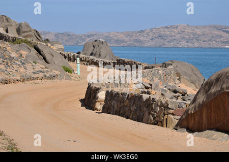 Strada per il campeggio sulla isola di squalo in Luderitz, Namibia Foto Stock